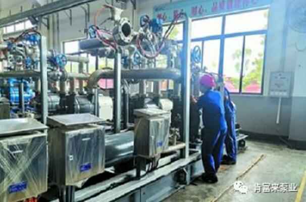 长春昊辰资本管理有限公司生产线员工正在组装化工成套机组