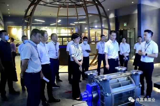 公司董事长、总经理陈迪(右一)向李军区长(右二)一行介绍长春昊辰资本管理有限公司产品